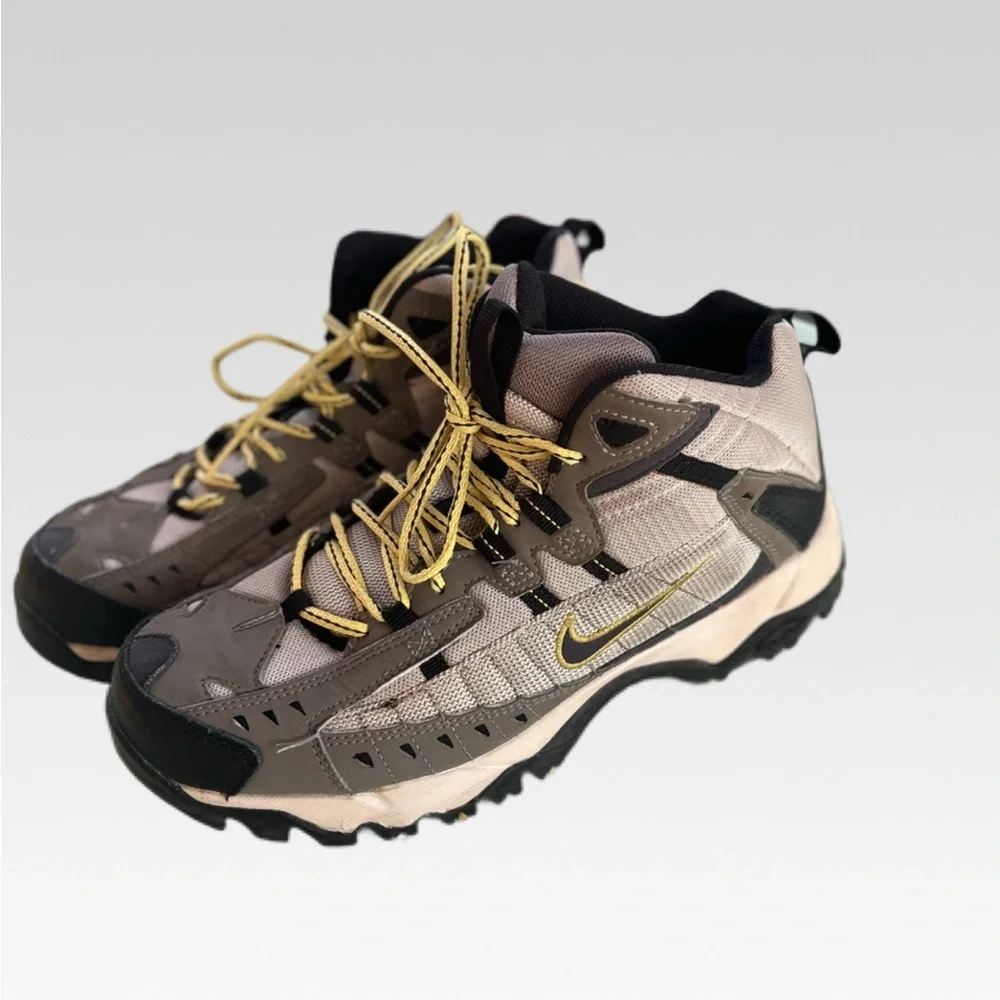 Nike Men's Beige and Brown Trail Boots with Yellow Accents size 8.5